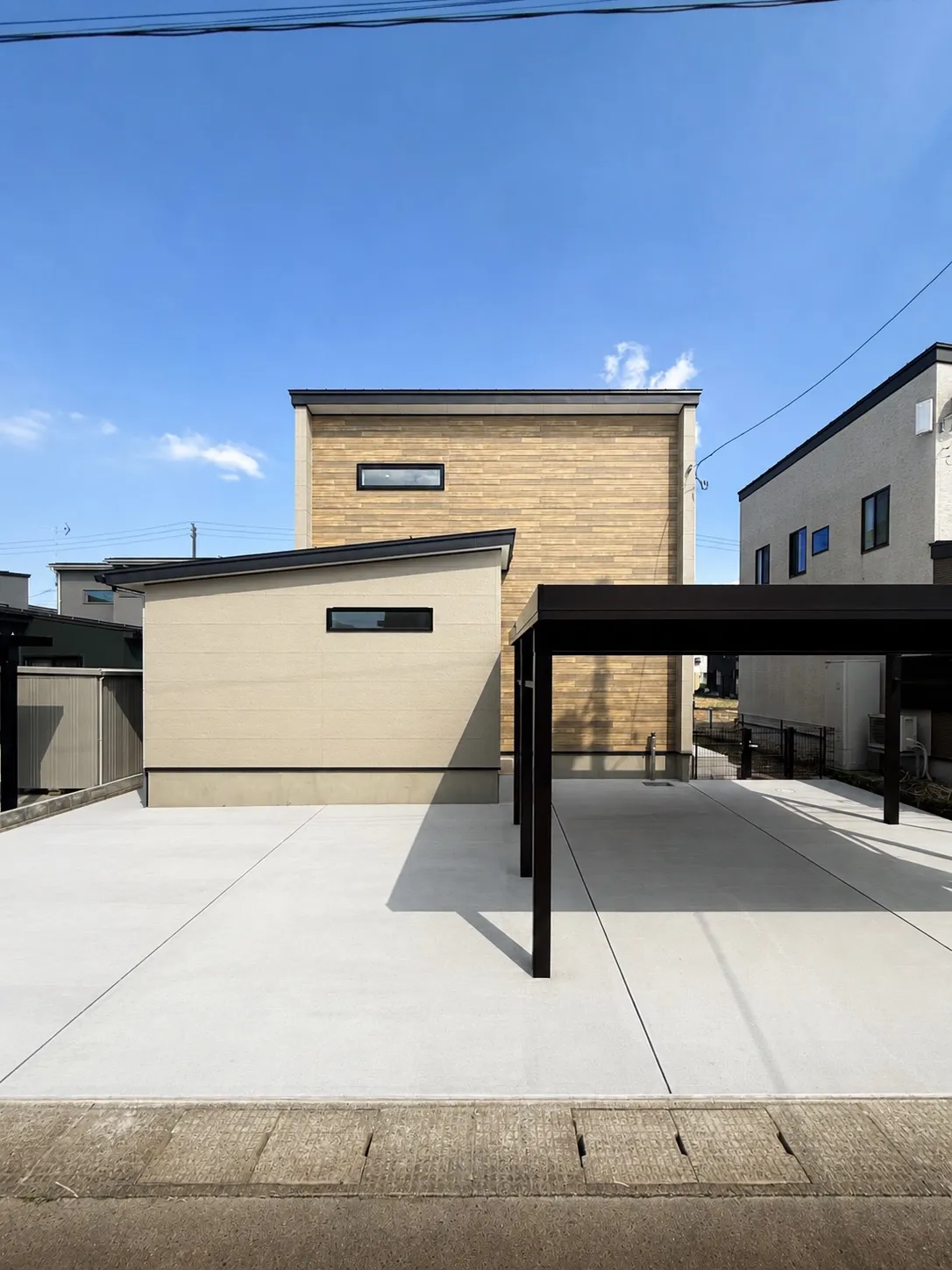 木のぬくもりを感じるやさしい色合いの外観🏠